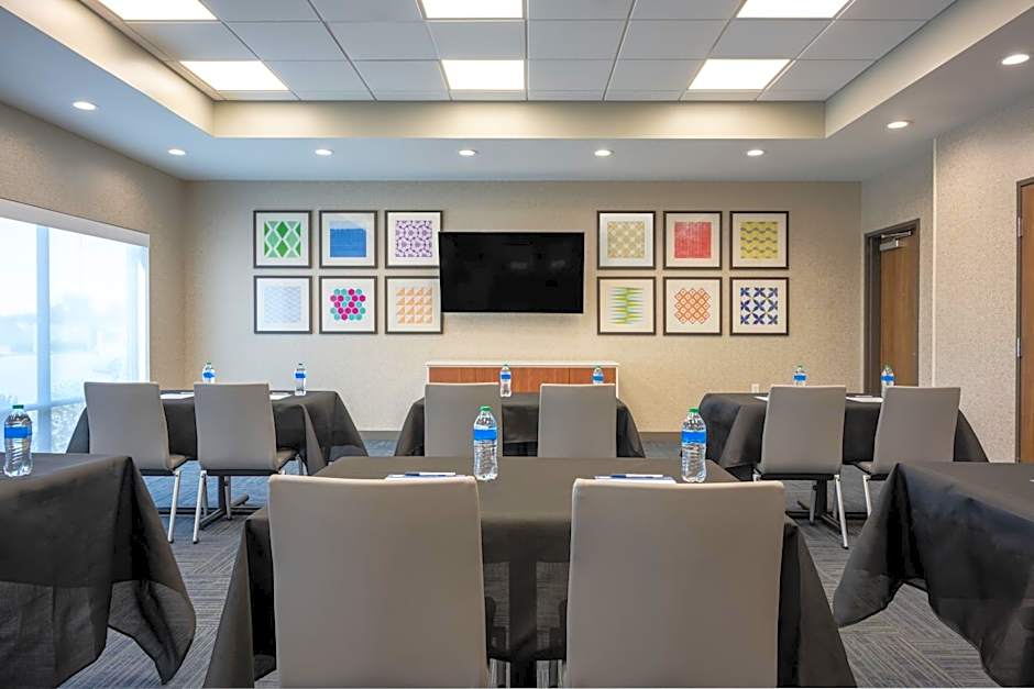 Holiday Inn Express and Suites Gilbert Mesa Gateway Airport By IHG