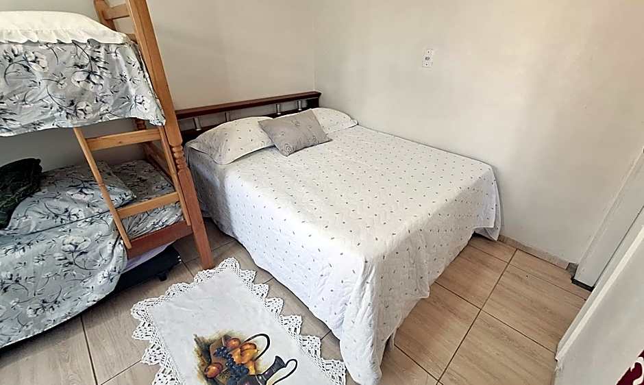 KITNET S2 em TORRES-RS - Na mais bela praia Gaúcha - Cozinha - Banheiro - Ar condicionado - TV smart 32' - Wi-Fi - Estacionamento - Anfitriã Superhost no BnB
