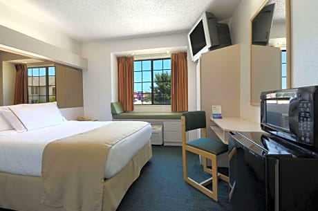 Queen Room - Accessible
