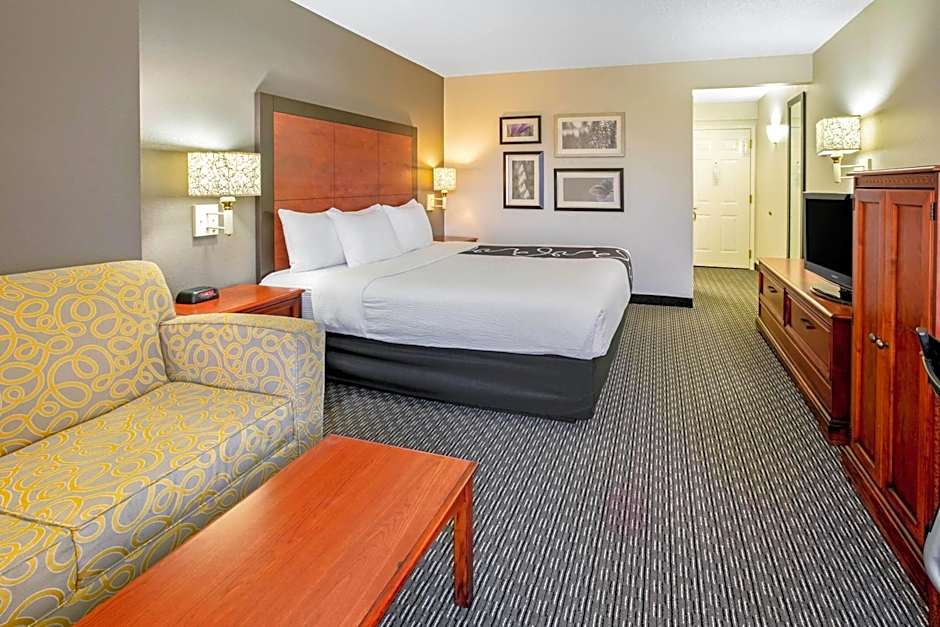 La Quinta Inn & Suites by Wyndham DFW Airport South/Irving