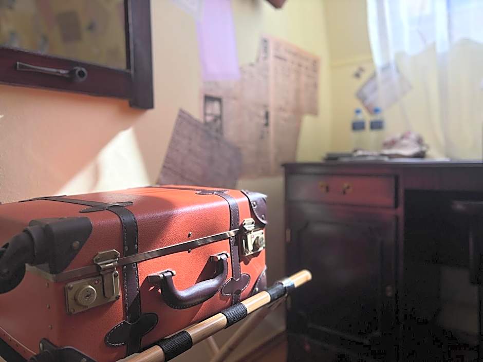 Poet's Theme Room, Free Parking