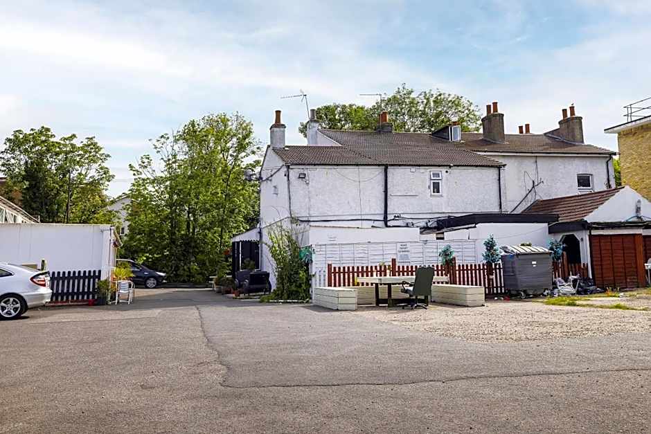 OYO Old Oak Tree Inn