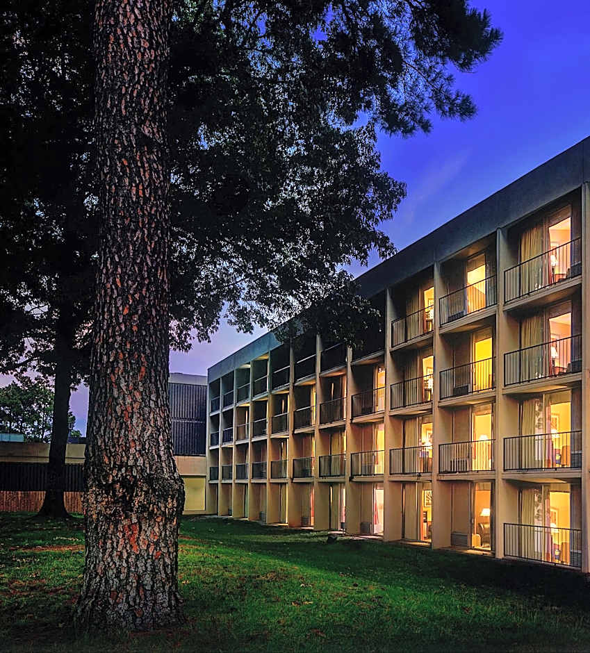 Historic Whispering Woods Hotel & Conference Center