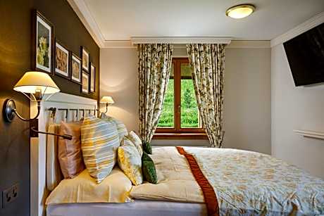 One-Bedroom Suite with Eiger mountain view