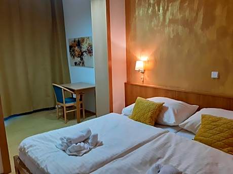 Apartment with Mountain View