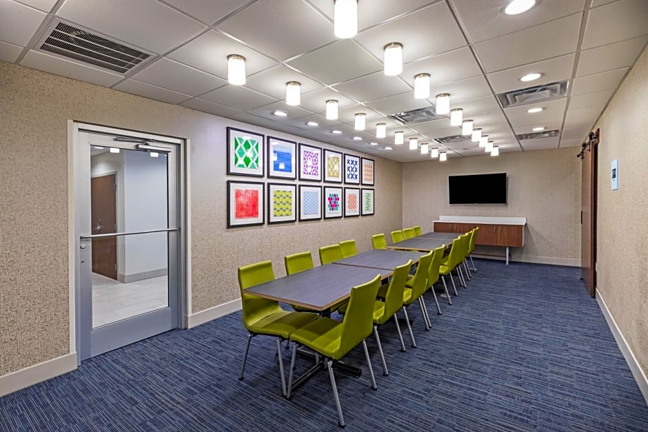 Holiday Inn Express and Suites Purcell By IHG