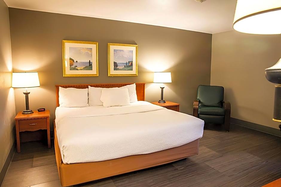 La Quinta Inn & Suites by Wyndham Milwaukee Airport / Oak Creek