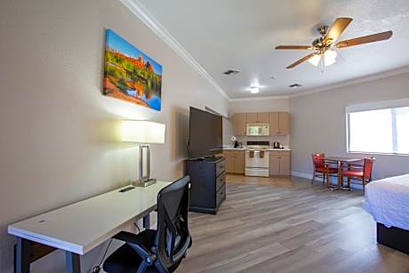 Cozy Kitchenette King Suite