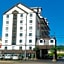 Mountain Vista Inn & Suites - Walking Distance to the Island