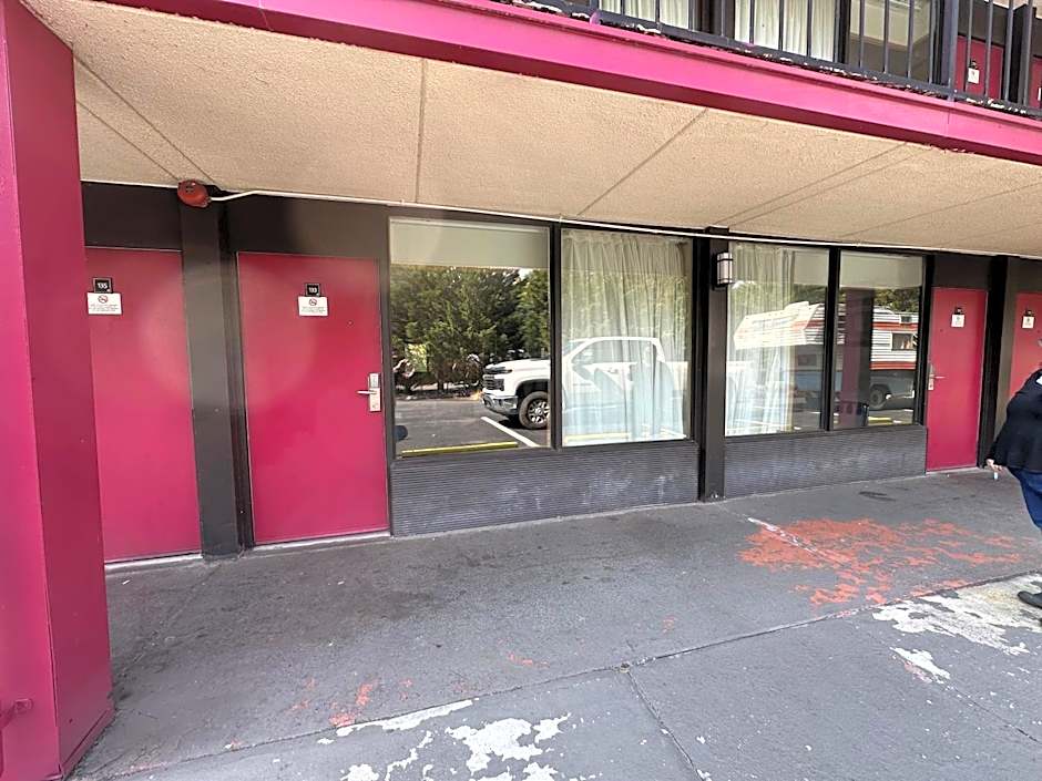 Hotel Red Rose by Townhouse Covington I-64