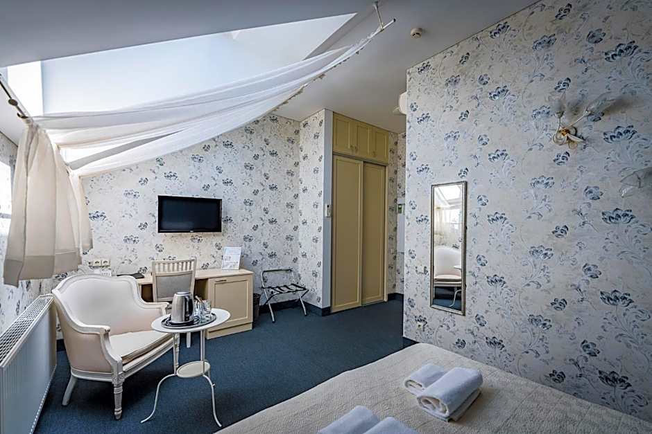 Moon Garden Old Town Hotel