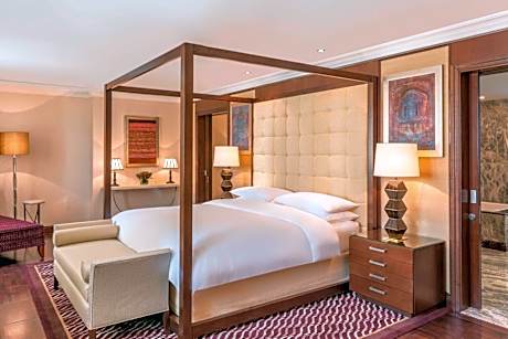 Royal Suite, Club lounge access, Larger Suite, 1 King