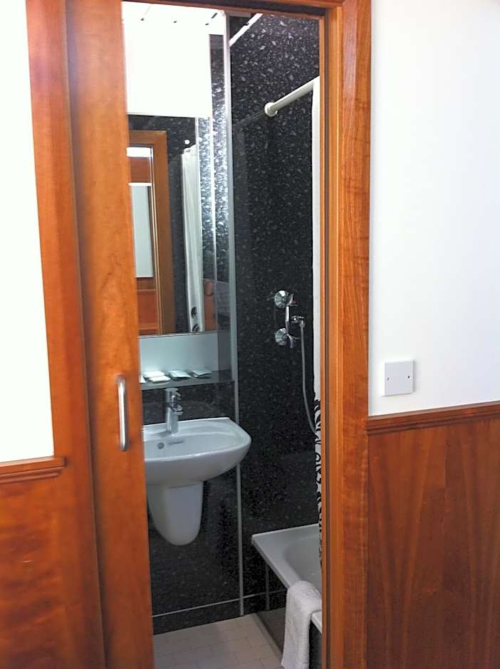 London Visitors Hotel