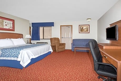 1 King Bed Studio Suite Non-Smoking