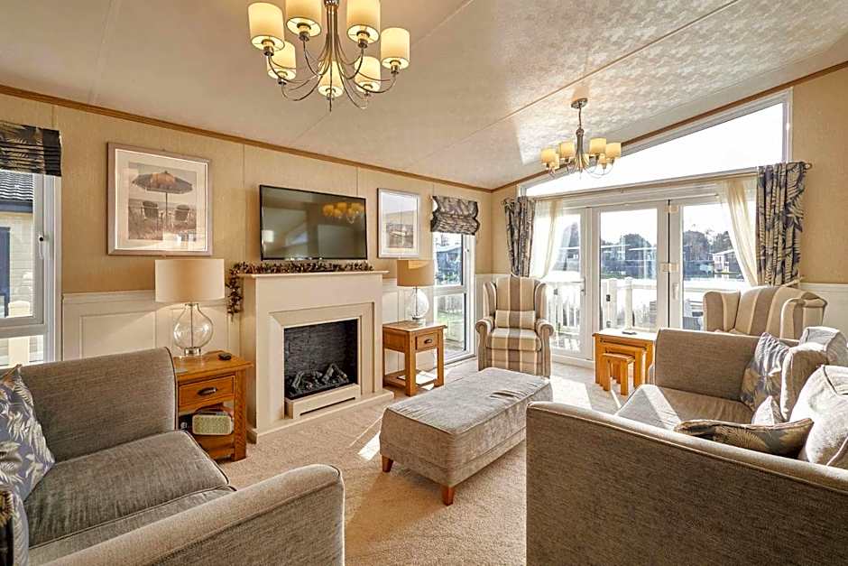 Lakeside Gem with Hot Tub