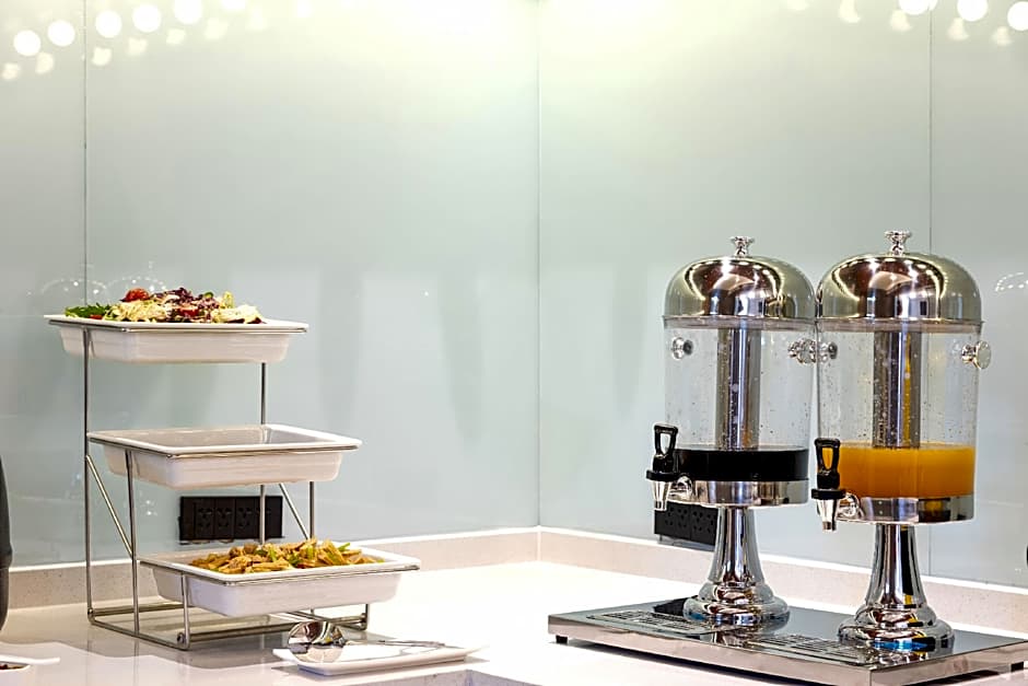 Borrman Hotel Korla Peacock River