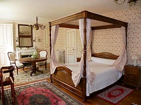Double-Mansard-Romantique-Salle De Bain Et Douche-Vue Sur La Cour