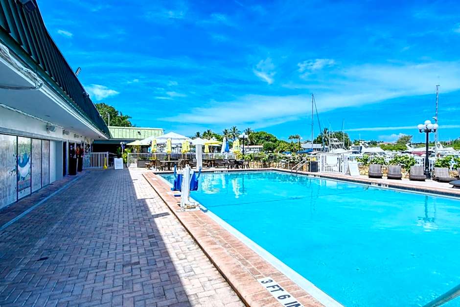 All-New, Private, Huge TV, Heated Pool, Tiki Bar