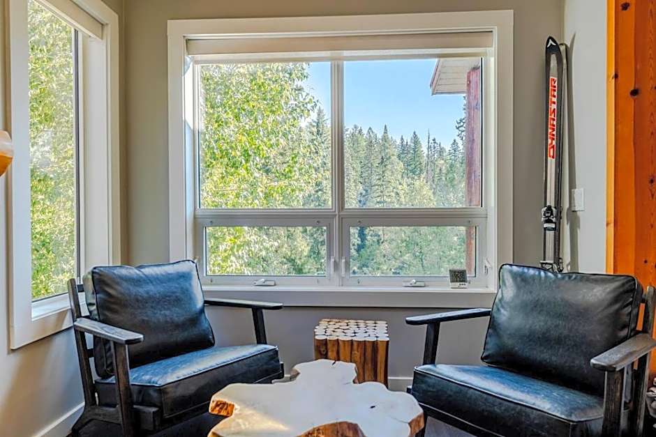 Ski In & 15 Minute Walk to the Lifts Hot Tub AC Pet Friendly