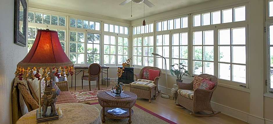 Alexander Mansion  Bed and Breakfast