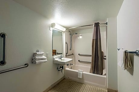 Queen Room with Two Queen Beds and Roll-In Shower - Mobility Accessible/Non-Smoking