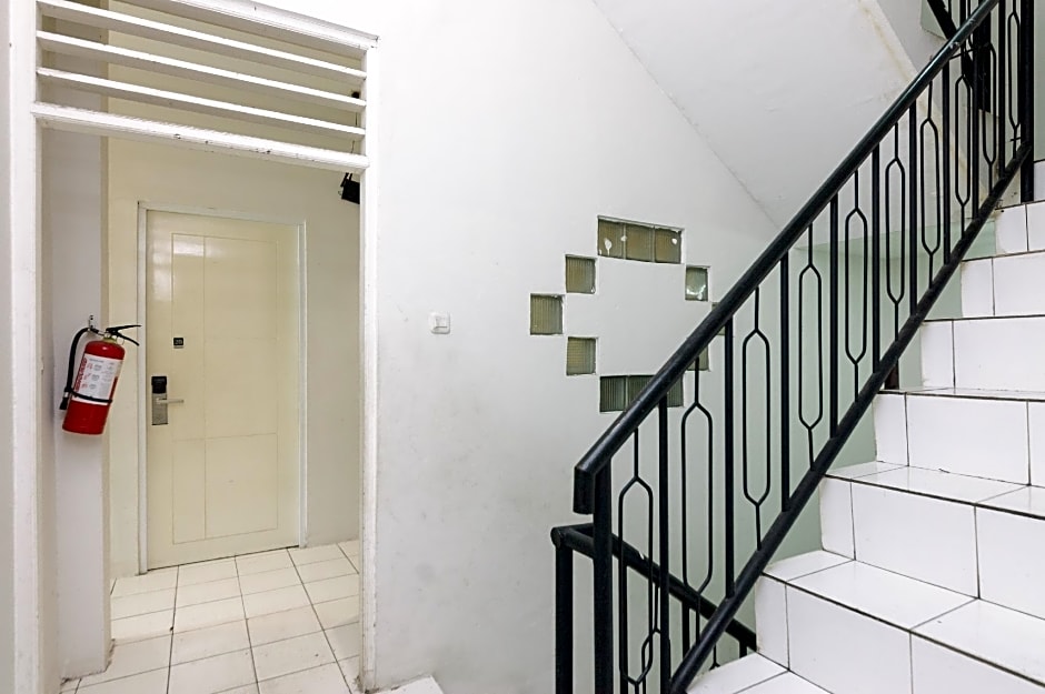 RedDoorz near Seasons City Mall