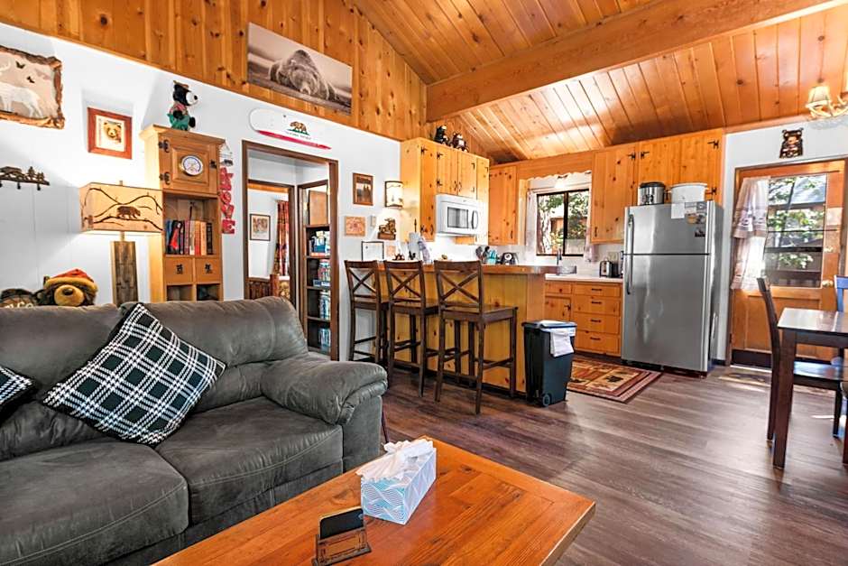 The Cuddle Inn - True feeling of a great cabin! Beautiful and homey! Walking distance to the lake!