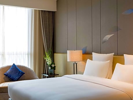 DELUXE SUITE, 1 King Size Bed, Lake View