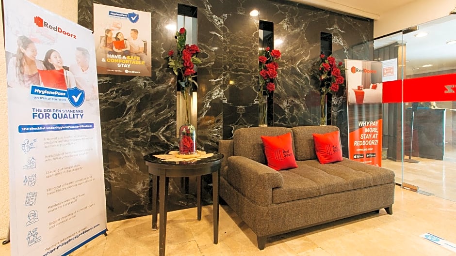 RedDoorz Premium near Greenbelt Makati - Vaccinated Staff