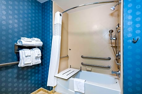 2 QUEENS MOBILITY ACCESS W/TUB NONSMOKING MICROWV/FRIDGE/HDTV/WORK AREA FREE WI-FI/HOT BREAKFAST INCLUDED