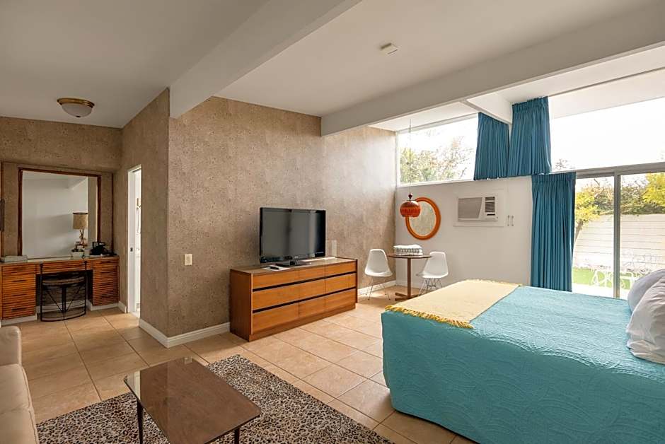 The Monkey Tree by AvantStay Mid-Century Modern Oasis with Pool