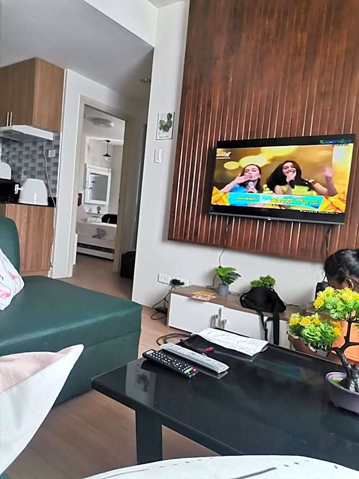 2 BR Loop Tower 1524