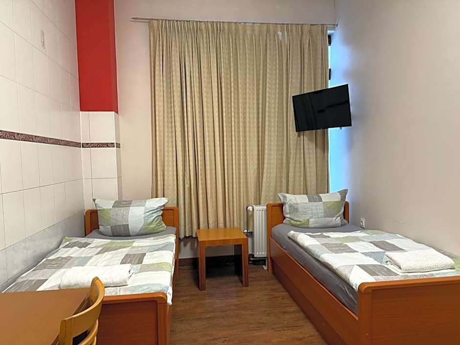 Twin Room with Shared Bathroom — 1 fotoğraftan 1. fotoğraf