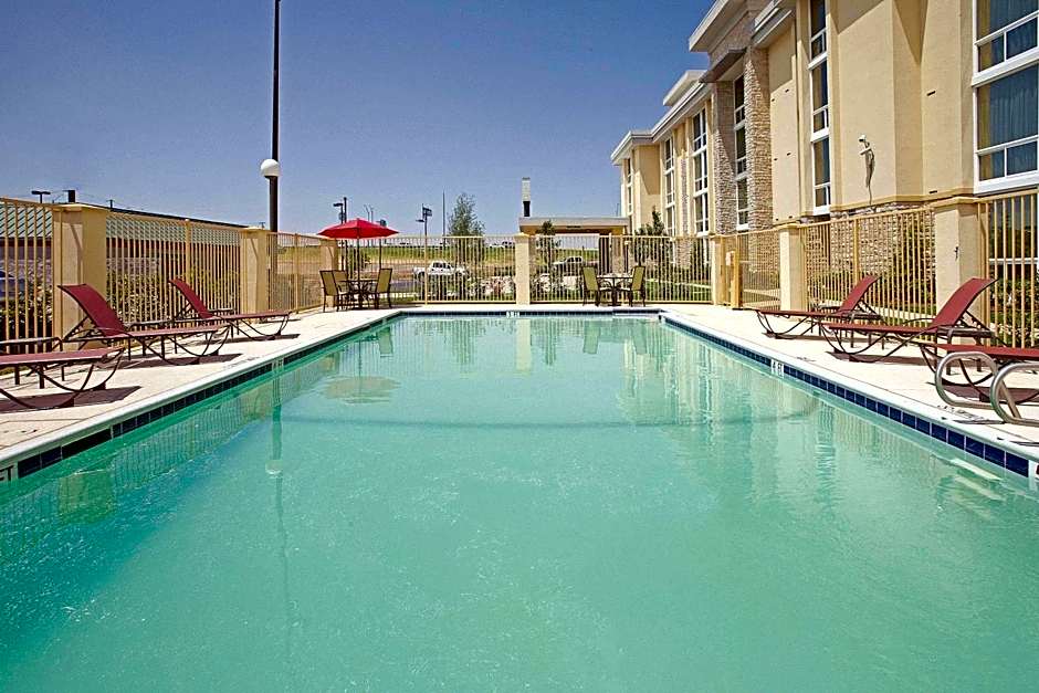La Quinta Inn & Suites by Wyndham Dallas I-35 Walnut Hill