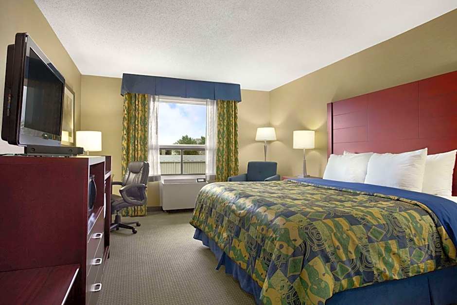 Travelodge by Wyndham Oshawa Whitby
