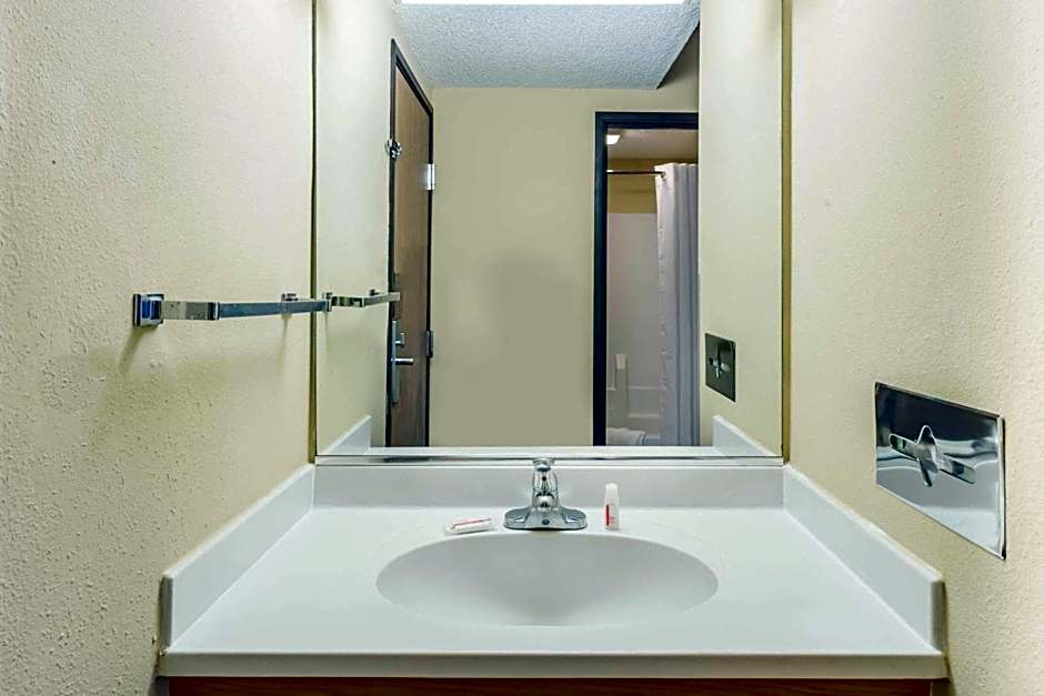 Super 8 by Wyndham Ottawa Starved Rock