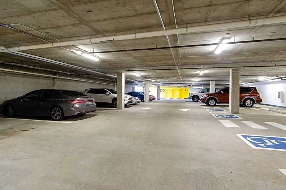 Paid Garage Parking- King Bed-balcony Wd 55" Tv