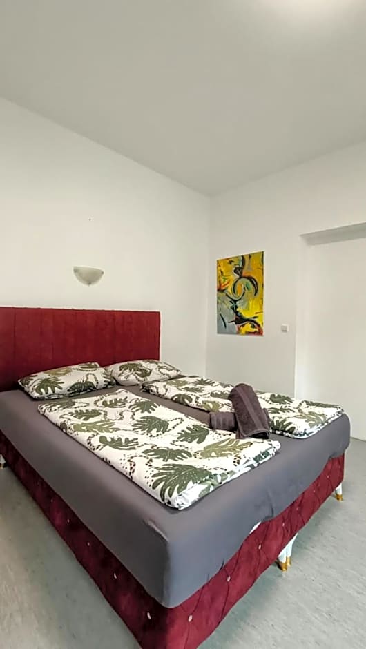 Near Schönbrunn - Economy Rooms in Shared Apartment at Meidling Train Station