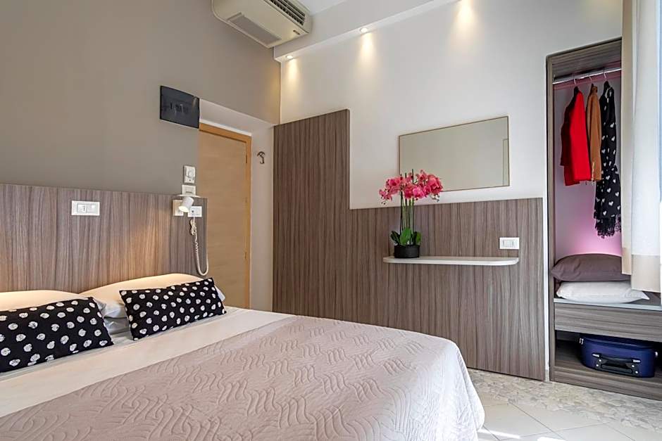 Hotel Mocambo Riccione CENTRALISSIMO AL MARE