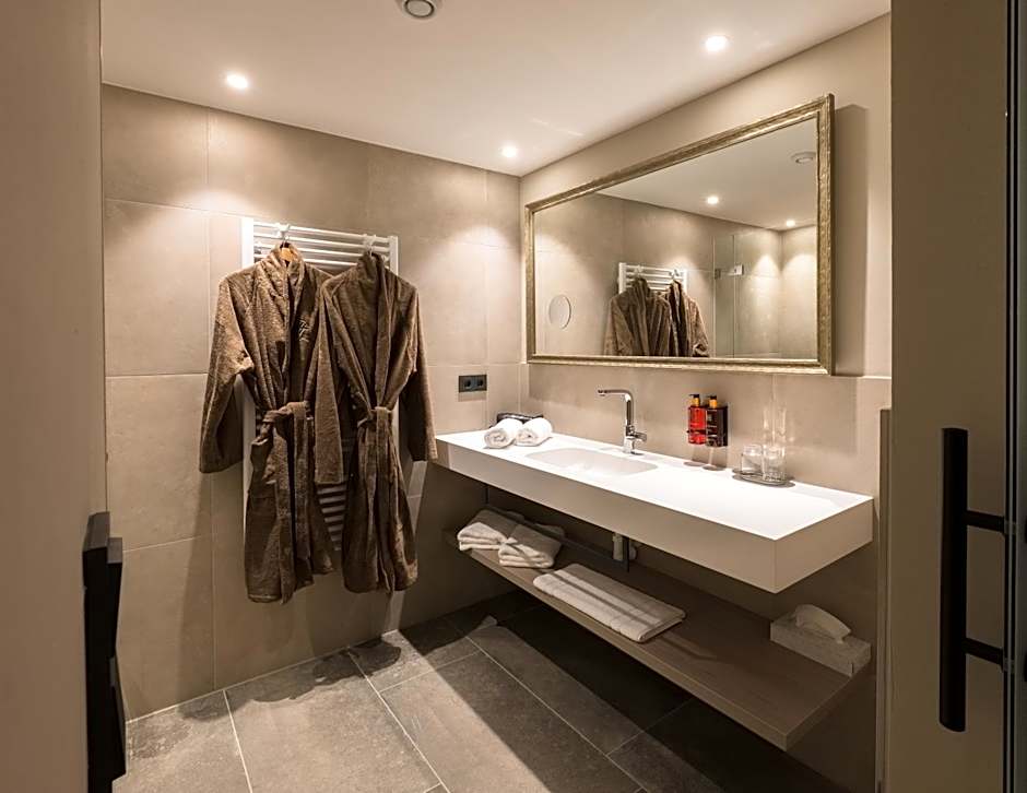 VIER Studios & Restaurant