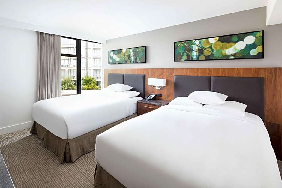 DoubleTree by Hilton Hotel & Suites Victoria