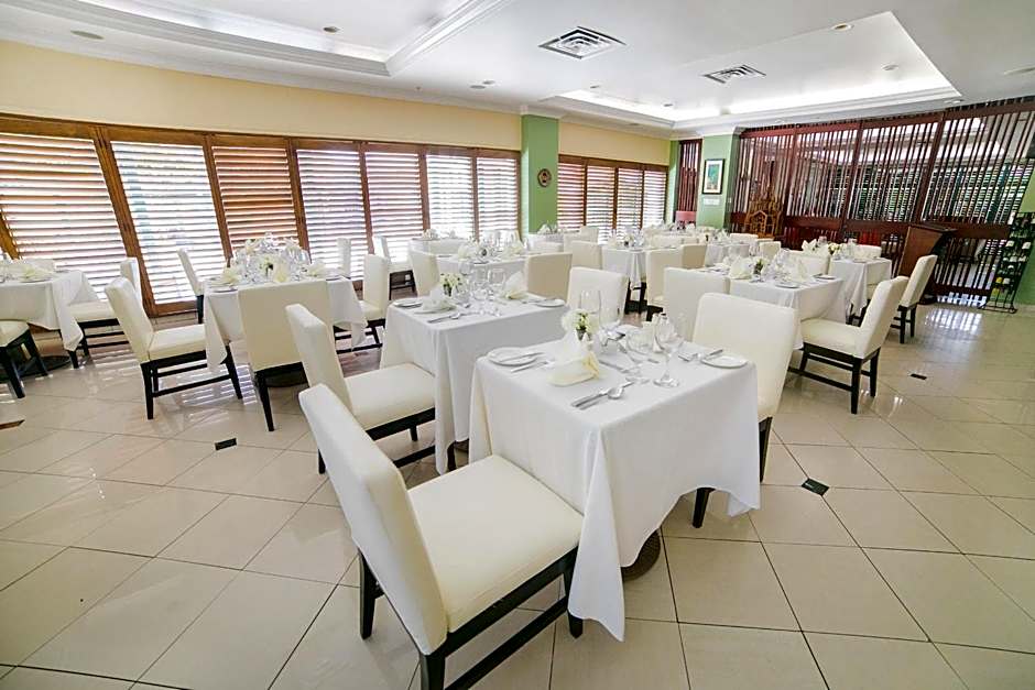 Courtleigh Hotel & Suites