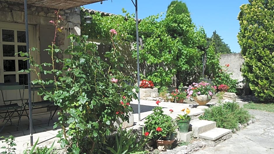Mas Grimaud - Gîte- Studio et chambres d'hôtes familiales