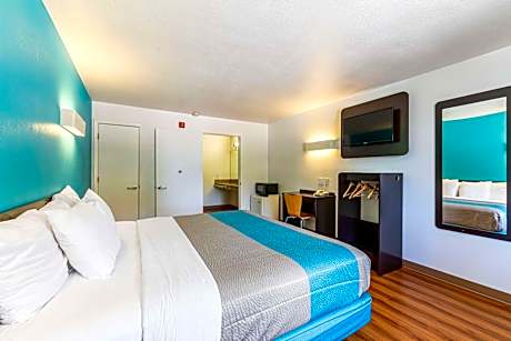 Deluxe King Room - Non-Smoking