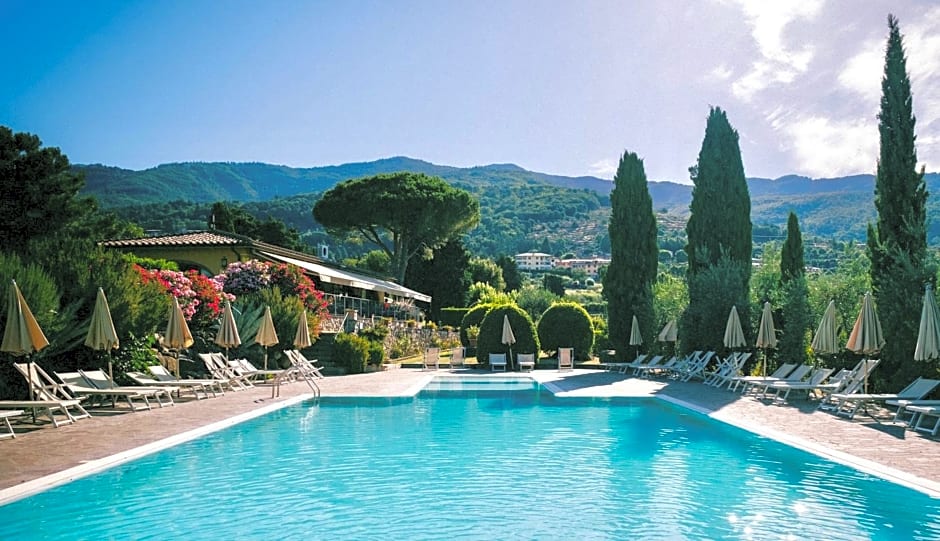 Hotel with swimming pool surrounded by greenery in San Donato Fronzano, rooms with air conditioning and breakfast included