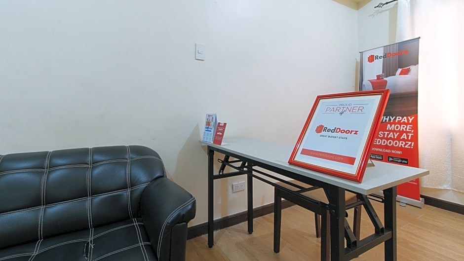 RedDoorz Premium @ Paseo Verde Las Pinas