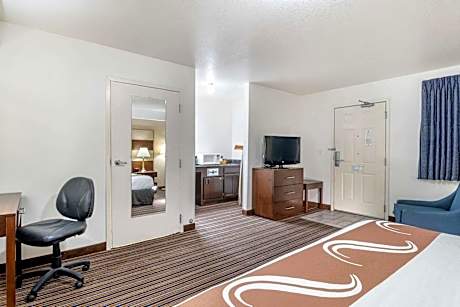 Suite with Three Queen Beds - Accessible/Non-Smoking