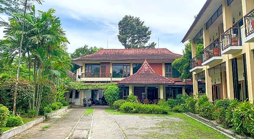 OYO 261 Sasono Putro Guest House