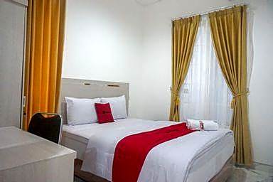 RedDoorz near Araya Family Club House