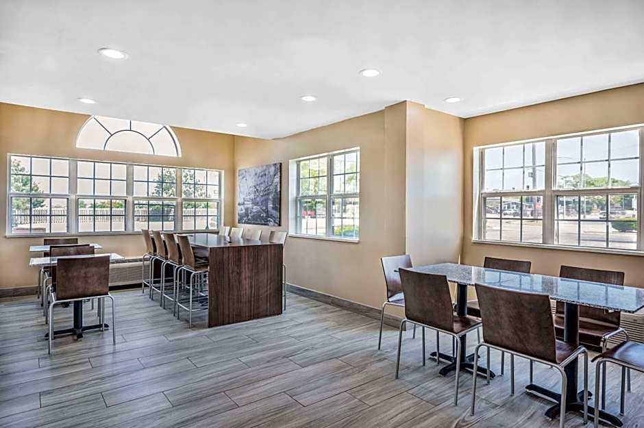 Super 8 by Wyndham Joliet